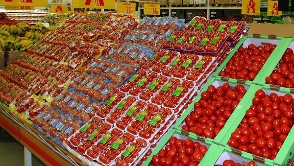 Стеллажи с овощами в гипермаркете - Sputnik Узбекистан