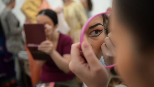 Девушка смотрится в зеркало - Sputnik Узбекистан