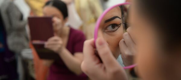 Девушка смотрится в зеркало Девушка смотрится в зеркало - Sputnik Узбекистан