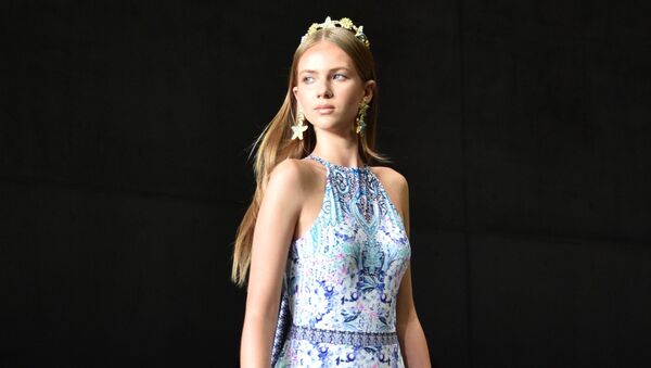 Модель на показе австралийского дизайнера Aqua Blu во время Австралийской недели моды в Сиднее  - Sputnik Узбекистан