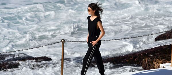 Модель на показе австралийского дизайнера Ten Pieces во время Австралийской недели моды в Сиднее - Sputnik Ўзбекистон