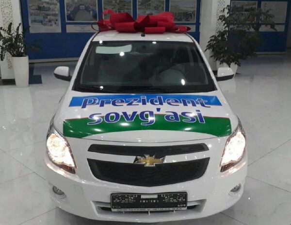 Шикарный презент: Шавкат Мирзиёев подарил студенту Cobalt - Sputnik Узбекистан