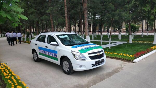 Президент Шавкат Мирзиёев подарил студенту 4 курса автомобиль Cobalt - Sputnik Узбекистан
