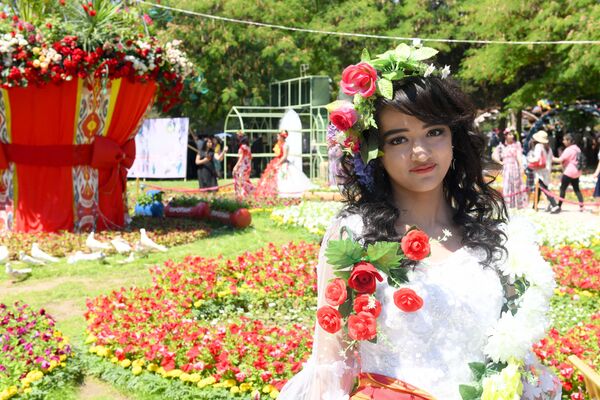 Девушка с букетом на фестивале цветов в Намангане - Sputnik Узбекистан