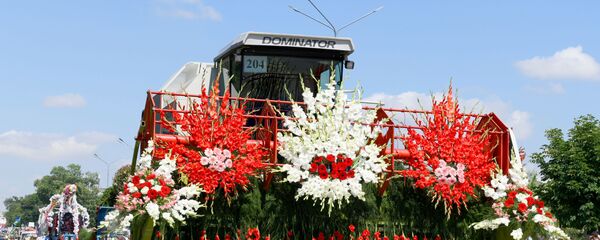 Цветочный автопарад в Намангане Цветочный автопарад в Намангане - Sputnik Узбекистан