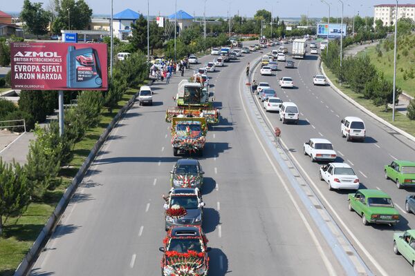 Автомобильный цветочный парад на улица Намангана - Sputnik Узбекистан
