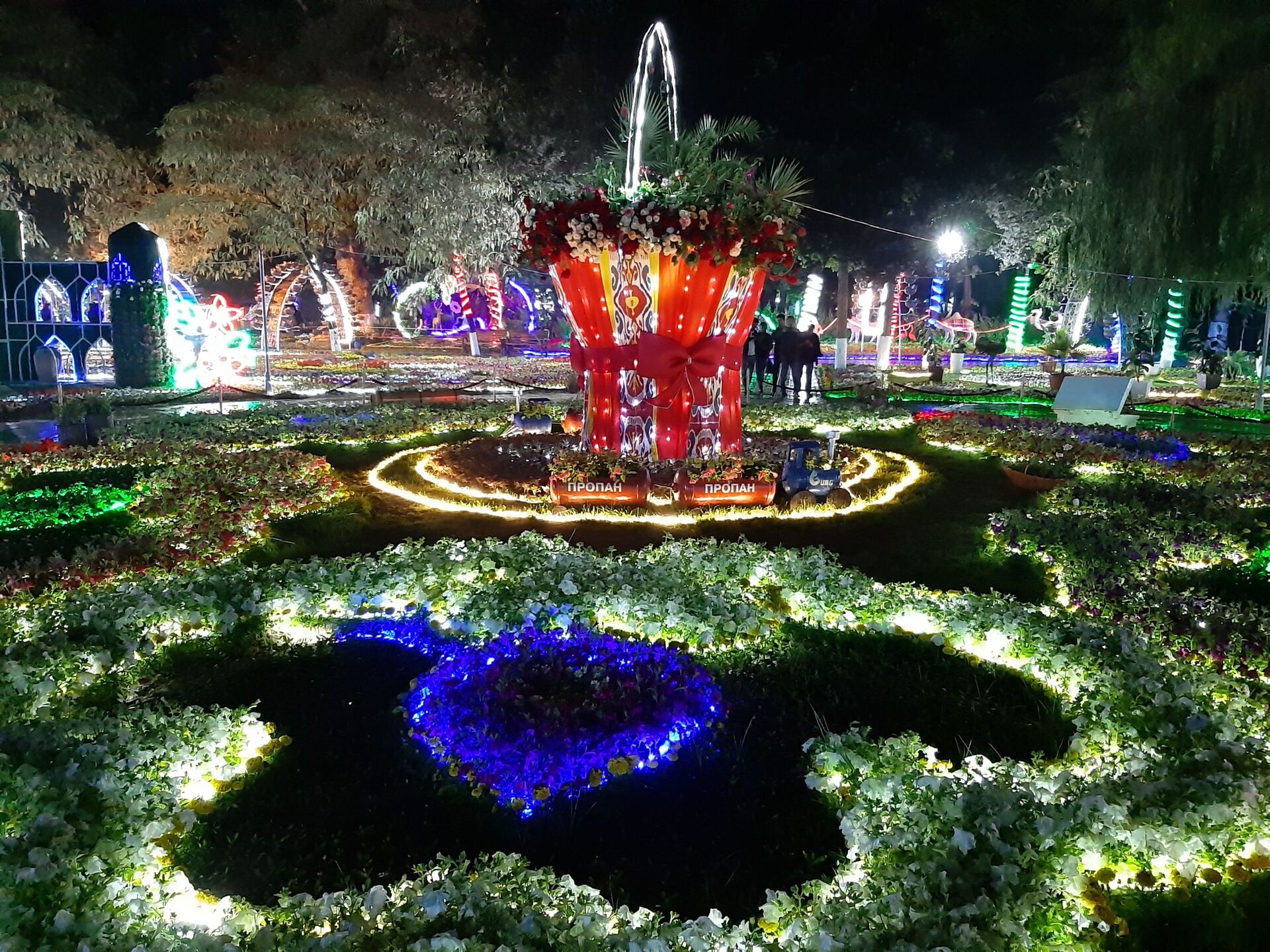Композиции на фестивале цветов в парк Бабура вечером смотрятся особенно эффектно - Sputnik Ўзбекистон, 1920, 14.09.2023