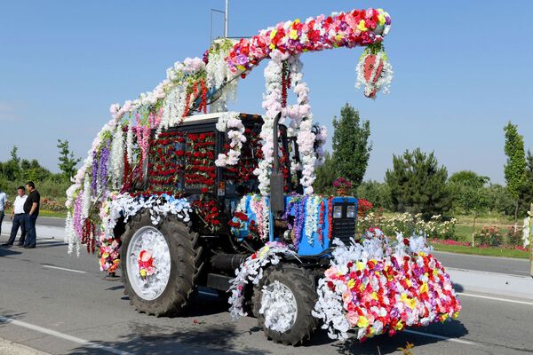 Трактор, украшенный цветами, на фестивале в Намангане. - Sputnik Узбекистан