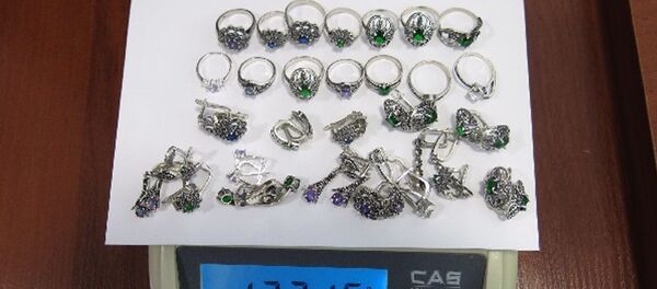 Изъятые таможенниками ювелирные украшения  - Sputnik Узбекистан