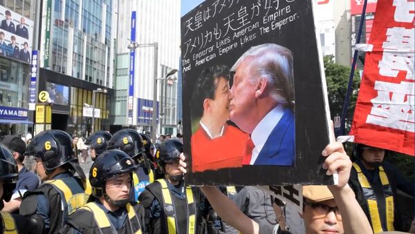 Акции протестов в Японии в связи с приездом Трампа - Sputnik Узбекистан