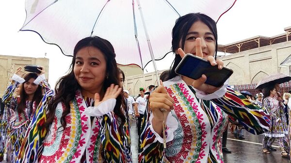 Девушки в национальных костюмах. Бухара, Узбекистан - Sputnik Узбекистан