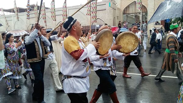 Шелк и специи в Бухаре: дождь прошел, а впечатления остались Шелк и специи в Бухаре: дождь прошел, а впечатления остались - Sputnik Узбекистан
