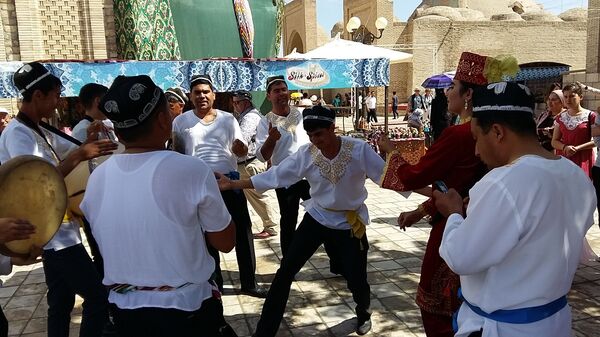Шелк и специи в Бухаре: дождь прошел, а впечатления остались Шелк и специи в Бухаре: дождь прошел, а впечатления остались - Sputnik Узбекистан