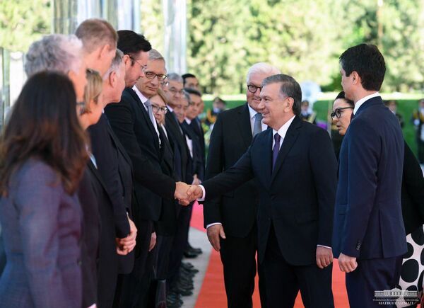 Под звуки гимна страны: состоялась церемония встречи Мирзиёева и главы ФРГ - Sputnik Узбекистан