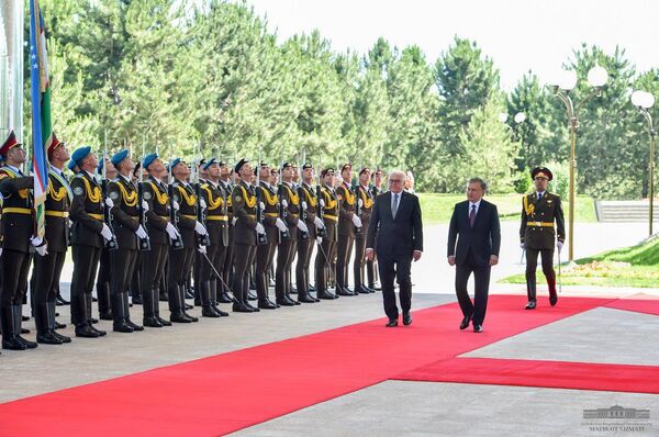 Под звуки гимна страны: состоялась церемония встречи Мирзиёева и главы ФРГ - Sputnik Узбекистан