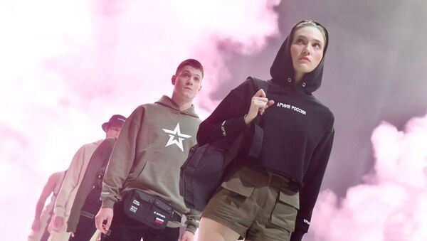 Модели демонстрируют одежду из новой коллекции компании Black Star Wear совместно с сетью магазинов Армия России - Sputnik Ўзбекистон