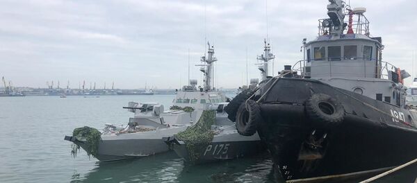 Задержанные украинские корабли доставлены в порт Керчи Задержанные украинские корабли доставлены в порт Керчи - Sputnik Ўзбекистон