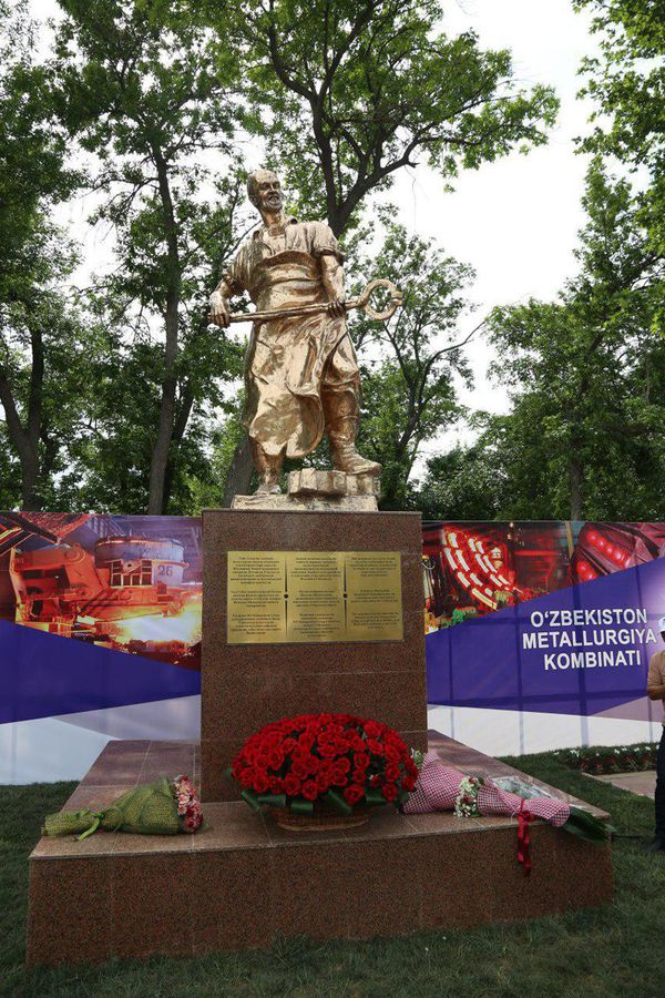 Итальянский предприниматель подарил Узбекистану памятник Шамахмудову - Sputnik Узбекистан