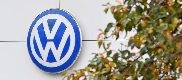 Логотип немецкого производителя автомобилей Volkswagen в автосалоне - Sputnik Узбекистан