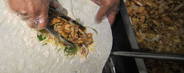 Продавец готовит шаурму - Sputnik Ўзбекистон