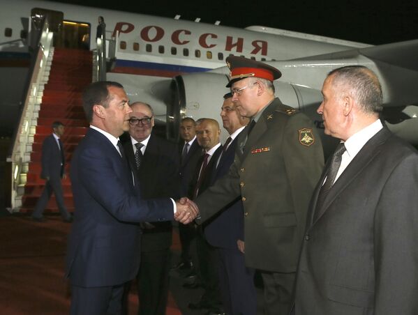 Премьер-министр РФ Дмитрий Медведев прибыл с официальным визитом в Узбекистан - Sputnik Ўзбекистон