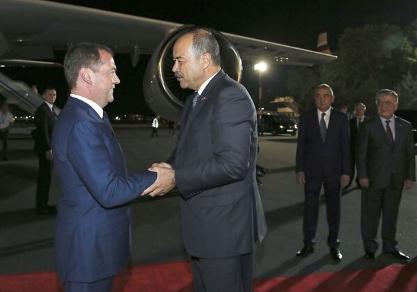 Премьер-министр РФ Дмитрий Медведев прибыл с официальным визитом в Узбекистан - Sputnik Узбекистан