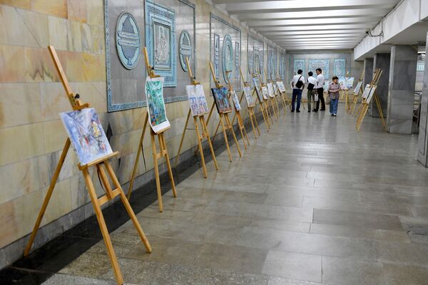 Переход между станциями Алишер Навои и Пахтакор, где организована вставка рисунков о Ташкентском метро - Sputnik Узбекистан