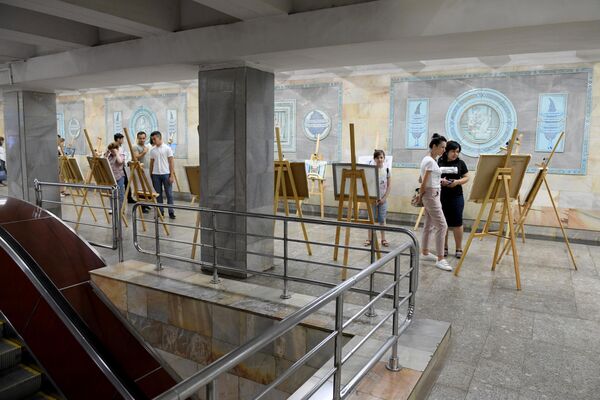 Люди в переходе Ташкентского метро любуются рисунками - Sputnik Узбекистан