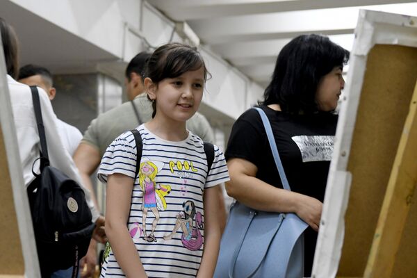 Девочка разглядывает рисунки о Ташкентском метро - Sputnik Узбекистан