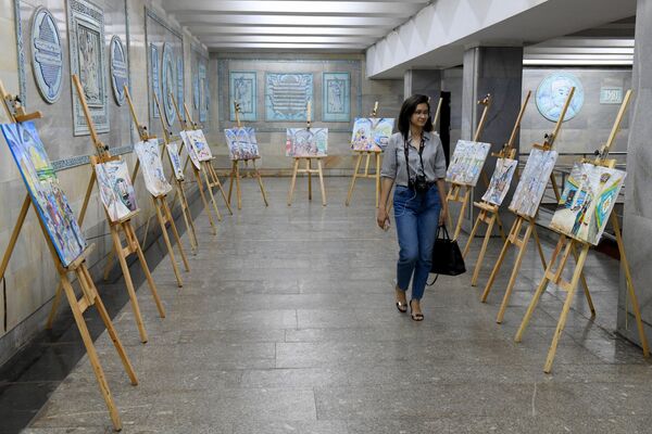 В переходе между станциями Пахтакор и Алишер Навои открылась выставка рисунков о метро - Sputnik Узбекистан