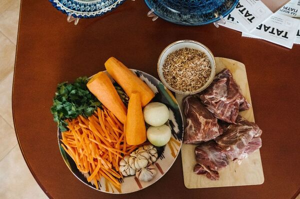 Узбекский плов покорил Казань: генконсул сам приготовил традиционное угощение - Sputnik Узбекистан