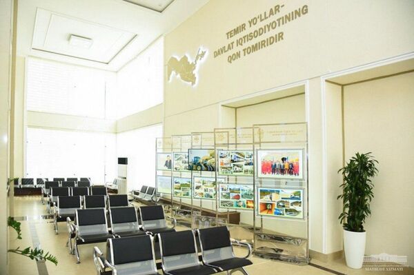 Шавкат Мирзиёев посетил Ангрен - фото Шавкат Мирзиёев посетил Ангрен - фото - Sputnik Узбекистан