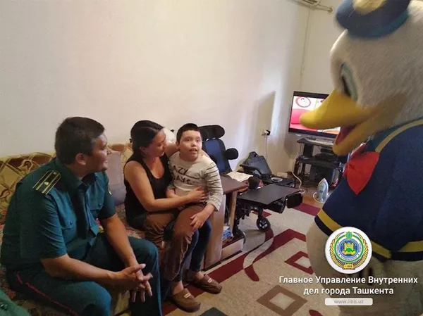 Детский смех и аттракционы: ГУВД Ташкента навестили особенных детей - Sputnik Узбекистан