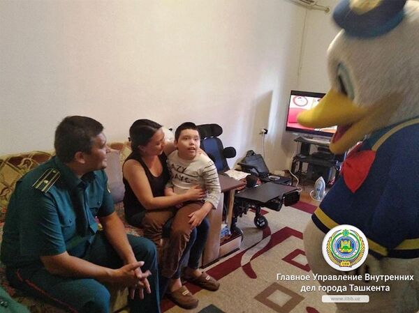 Детский смех и аттракционы: ГУВД Ташкента навестили особенных детей - Sputnik Узбекистан