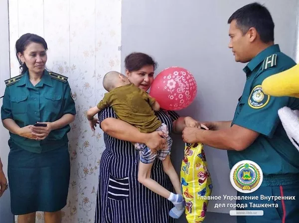 Детский смех и аттракционы: ГУВД Ташкента навестили особенных детей - Sputnik Узбекистан