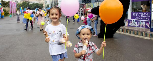 Дети едят мороженое под дождем на празднике в Ташкенте - Sputnik Ўзбекистон