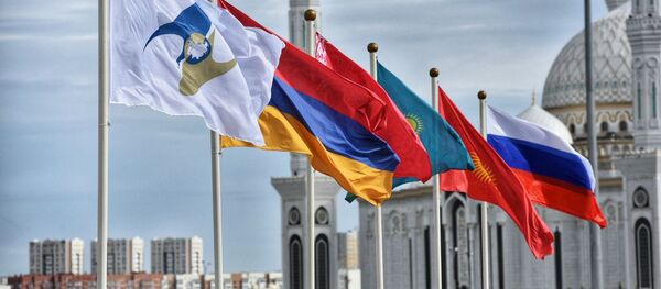 Флаги России, Кыргызстана, Казахстана, Беларуси, Армении, а также с символикой Евразийского экономического союза (ЕАЭС) - Sputnik Ўзбекистон