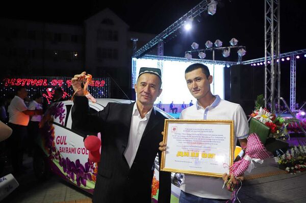 Яркое шоу и награждение победителей: финал фестиваля цветов в Намангане - Sputnik Узбекистан