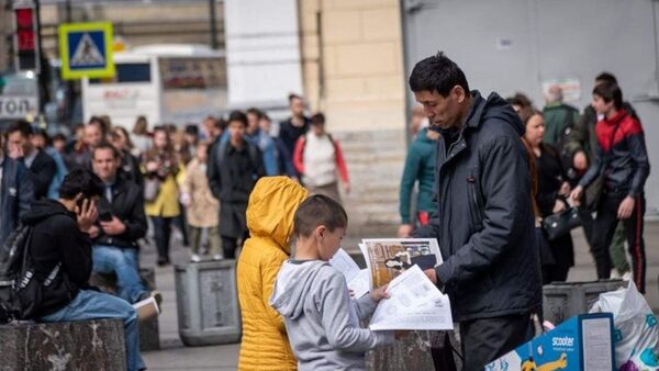 Дети Санкт-Петербурга раздают брошюры мигрантам - Sputnik Ўзбекистон