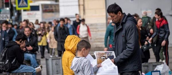 Deti Sankt-Peterburga razdayut broshuri migrantam - Sputnik O‘zbekiston