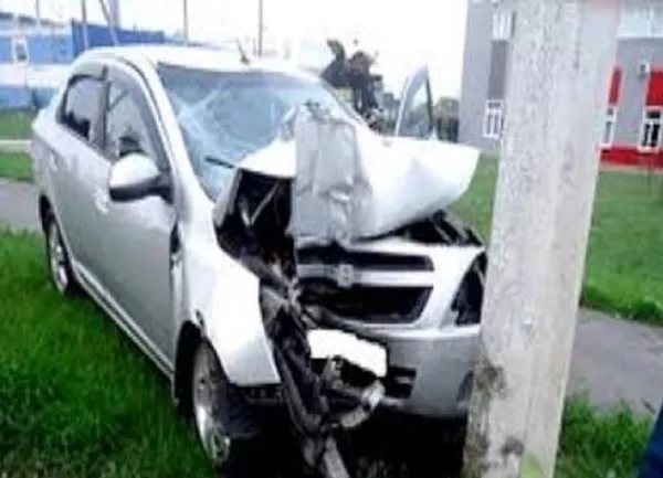 Водитель в Фергане погиб, на скорости врезавшись в столб - фото