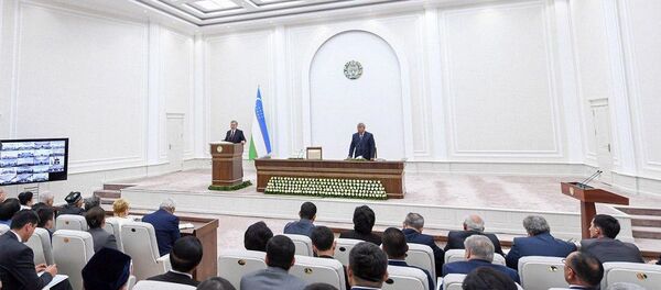 Shavkat Mirziyoyev v xode soveshaniya s aktivom Tashkentskoy oblasti Shavkat Mirziyoyev v xode soveshaniya s aktivom Tashkentskoy oblasti - Sputnik O‘zbekiston
