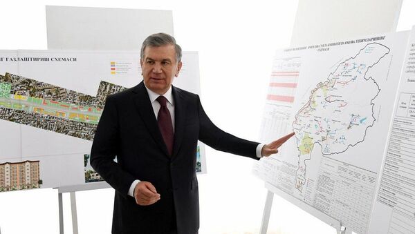 Президент Шавкат Мирзиёев ознакомился с проектами, реализуемыми в соответствии с генеральным планом города Нурафшона - Sputnik Ўзбекистон