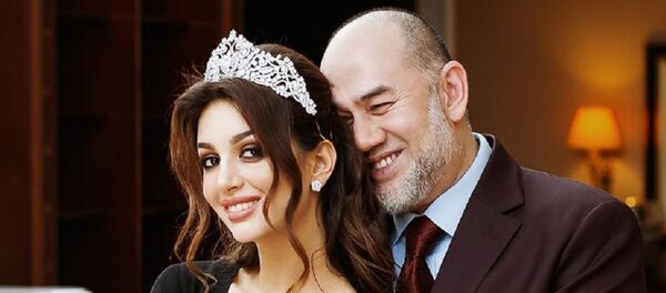 Miss Moskva 2015 Oksana Voyevodina i eks-korol Malayzii Muxammad V Faris Miss Moskva 2015 Oksana Voyevodina i eks-korol Malayzii Muxammad V Faris - Sputnik O‘zbekiston