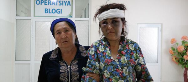 Пострадавшая от побоев мужа жительница Булунгура Зухра Умарова вместе с матерью Пострадавшая от побоев мужа жительница Булунгура Зухра Умарова вместе с матерью - Sputnik Ўзбекистон