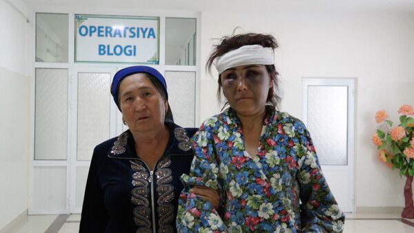 Пострадавшая от побоев мужа жительница Булунгура Зухра Умарова вместе с матерью - Sputnik Узбекистан