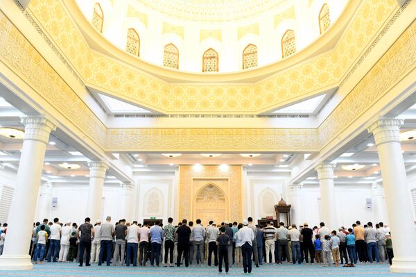 В Ташкенте празднуют Рамазан хайит – фото В Ташкенте празднуют Рамазан хайит – фото - Sputnik Узбекистан