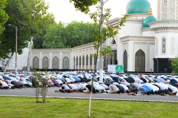 В Ташкенте празднуют Рамазан хайит – фото В Ташкенте празднуют Рамазан хайит – фото - Sputnik Узбекистан