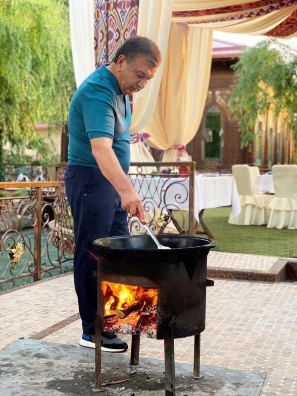 Shavkat Mirziyoyevning osh pishirayotgan surati bir zumda 17 ming layk oldi - Sputnik O‘zbekiston