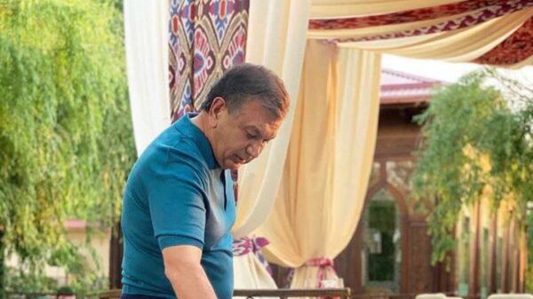 Шавкат Мирзиёев готовит плов дома - Sputnik Узбекистан